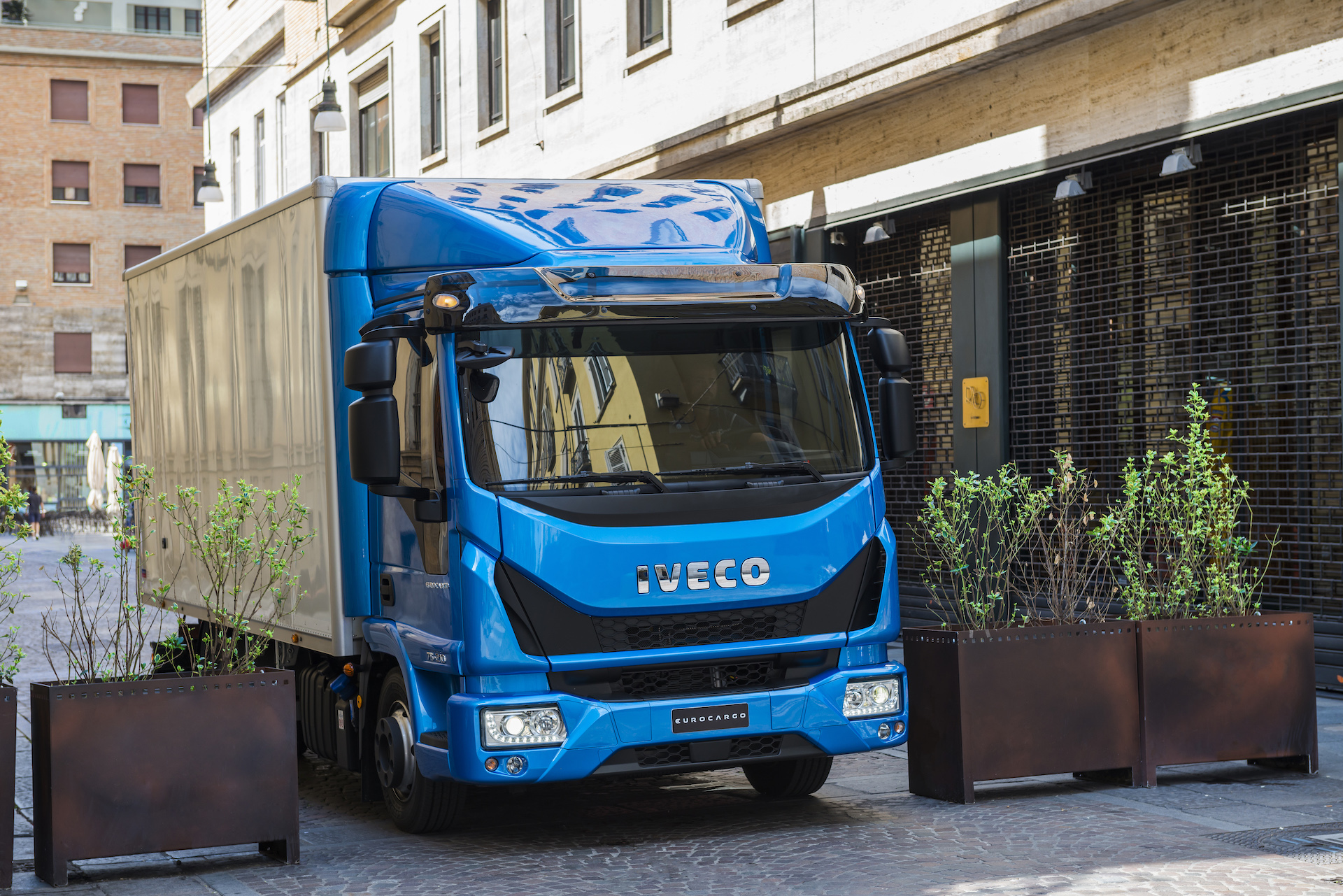 Iveco_PierreLahutte_receivesTopVan2016award Iveco_PierreLahutte_receivesTopVan2016award