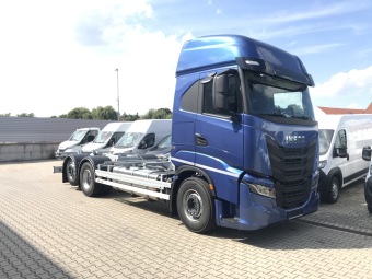 IVECO S-Way nosi kontejner