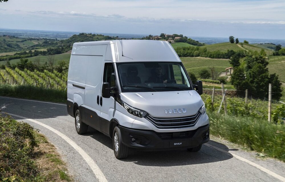 IVECO Daily 35S18HA8VP velikost 16 kub. m. SKLADEM